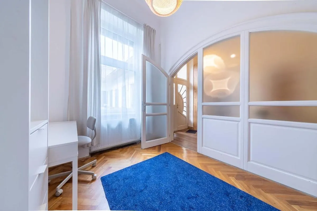 Sassoon - 2-Bedroom Elegant Airy Home At Deak Ter Budapest