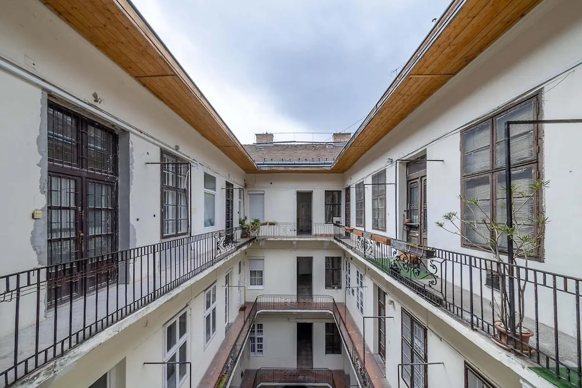 Sassoon - 2-Bedroom Elegant Airy Home At Deak Ter Budapest 0*,  Hongrie