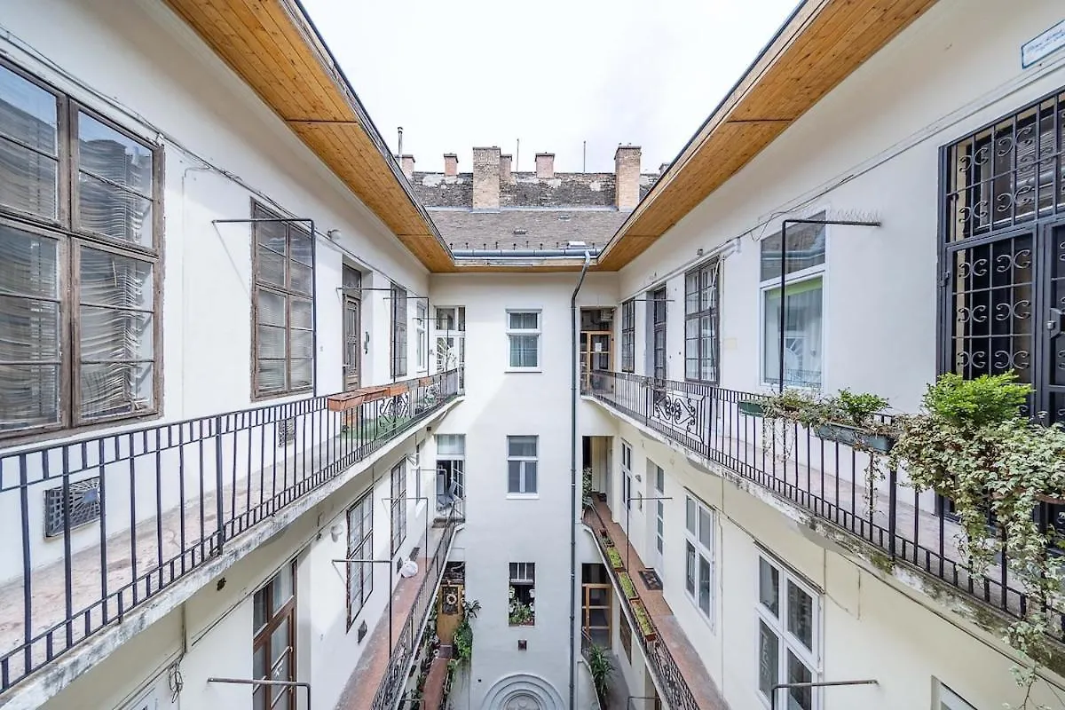 Sassoon - 2-Bedroom Elegant Airy Home At Deak Ter Budapest